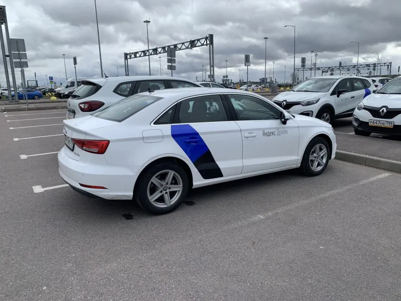 Audi A3 каршеринга Яндекс Драйв на парковке в Санкт-Петербурге