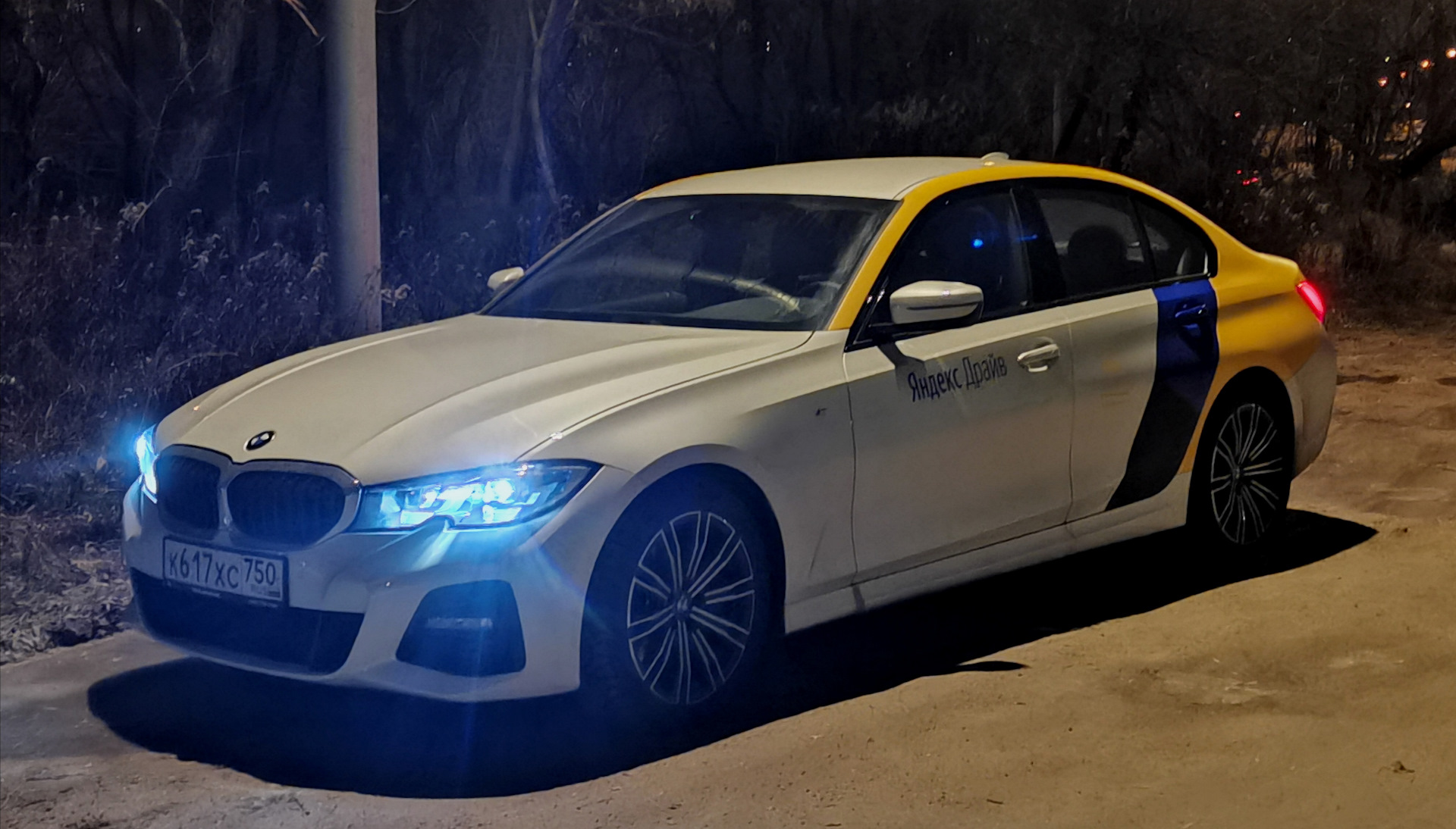 BMW 3 серии в окрасе Яндекс Драйва