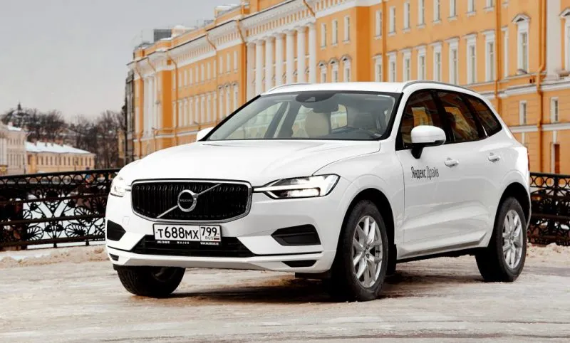 Volvo XC60 в строгом белом цвете